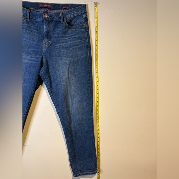 Gloria Vanderbilt - Picture 3 of 7